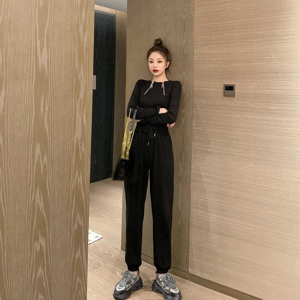 Εντυπωσιακή γυναικεία μπλούζα με φερμουάρ σε μαύρο χρώμα