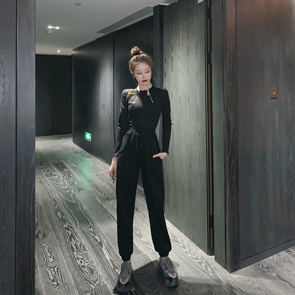 Εντυπωσιακή γυναικεία μπλούζα με φερμουάρ σε μαύρο χρώμα