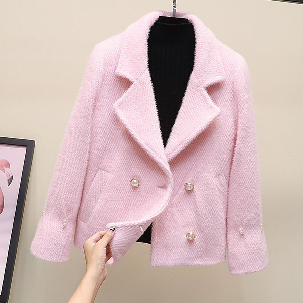 Aktuális női rövid kabát fehér és rózsaszín gombokkal