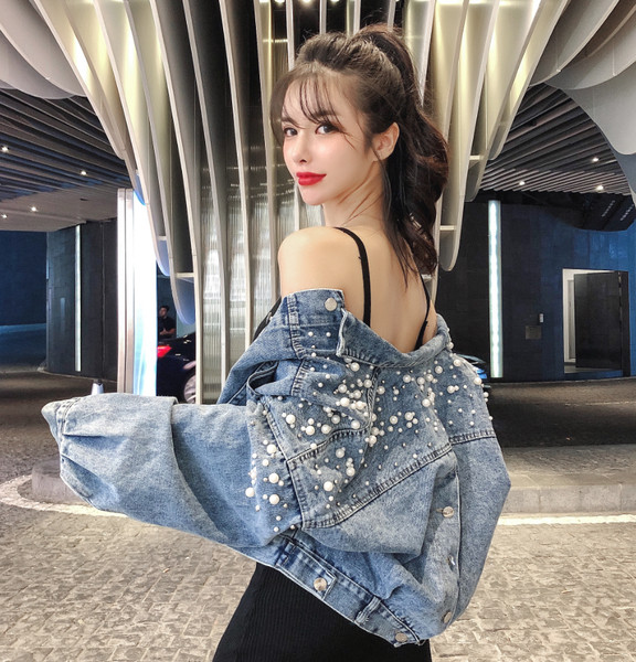 Modern rövid farmer dzseki gombokkal és gyöngyökkel