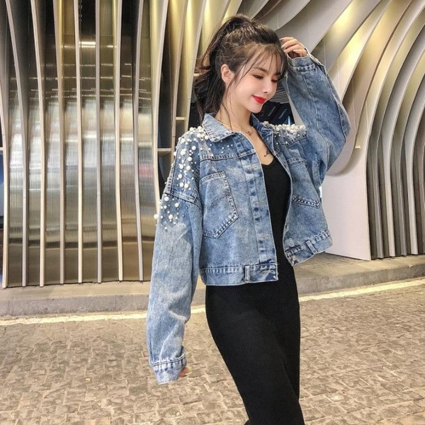 Modern rövid farmer dzseki gombokkal és gyöngyökkel