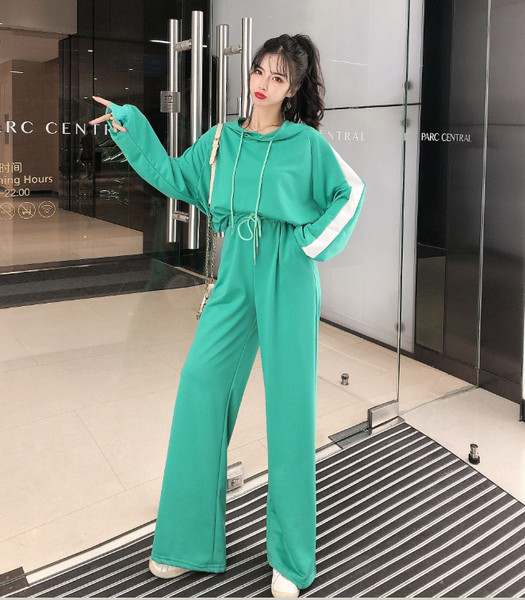 Дамски ежедневен комплект от суичър и широк панталон