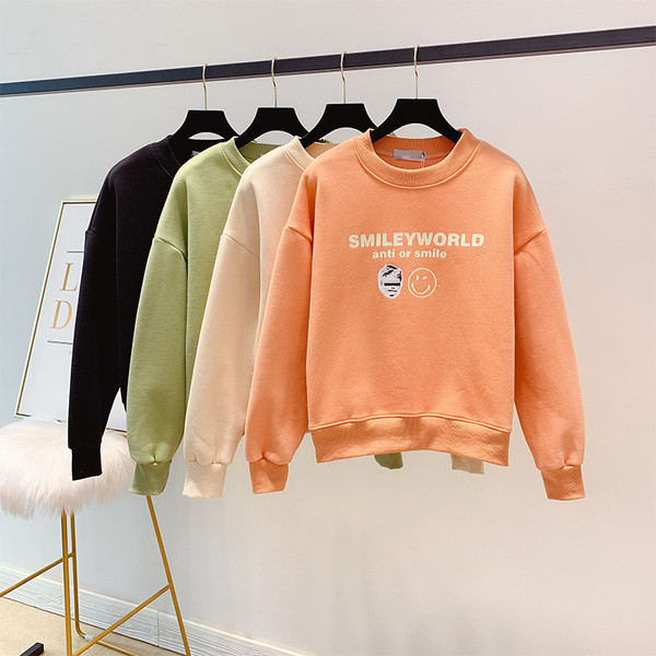 Γυναικεία μπλούζα με επιγραφή και εφαρμογή σε τέσσερα χρώματα