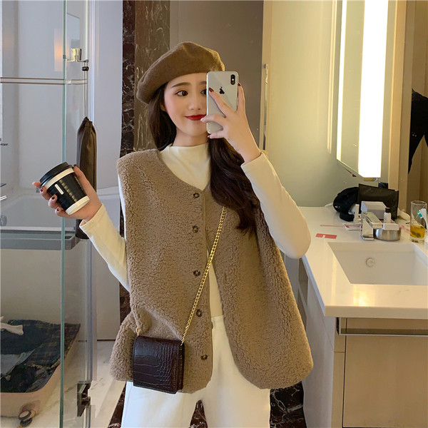 Vestă scurtă de puf în trei culori cu nasturi