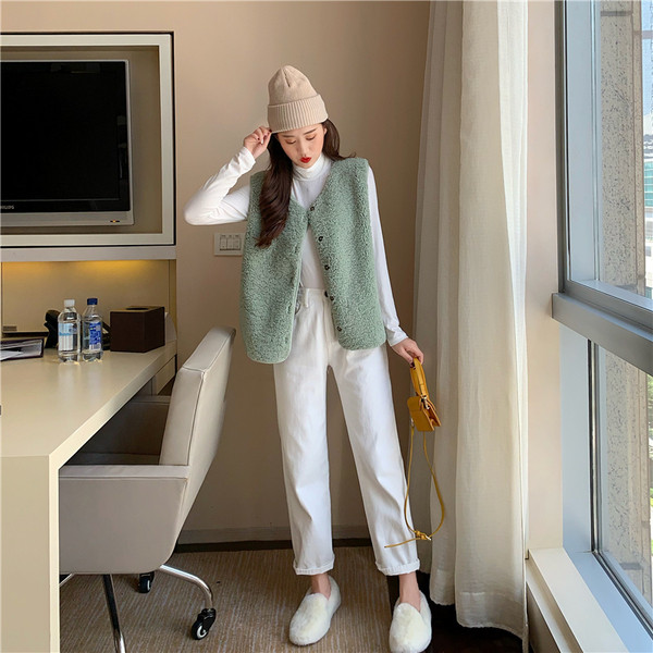 Vestă scurtă de puf în trei culori cu nasturi