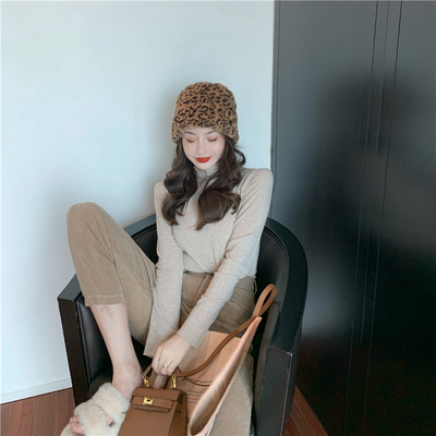 Női karcsú pulóver pólógallérral több színben