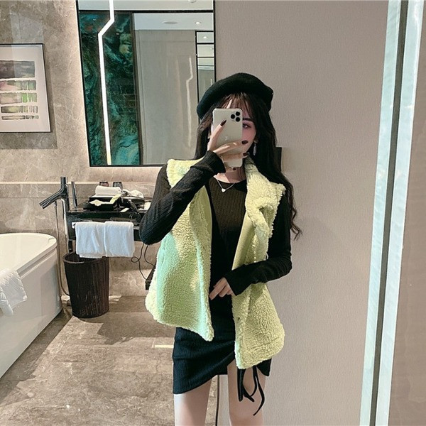 Női pehelymellény zöld és rózsaszín gombokkal