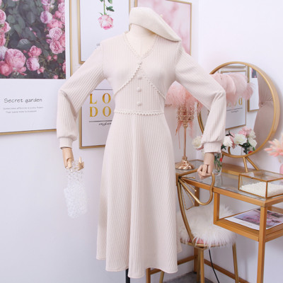 Alkalmi női ruha spitz nyakkivágással - több színben szabott modell