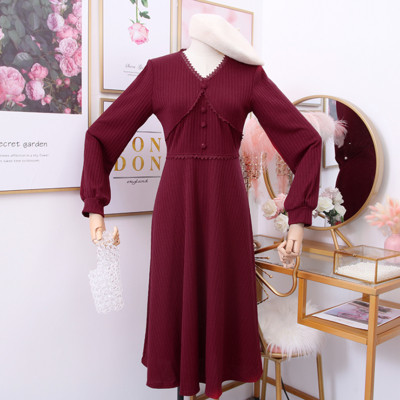 Alkalmi női ruha spitz nyakkivágással - több színben szabott modell