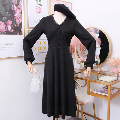 Alkalmi női ruha spitz nyakkivágással - több színben szabott modell