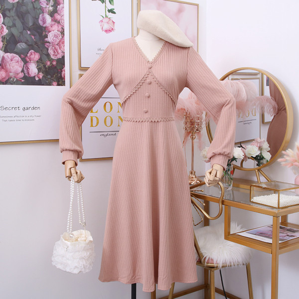 Alkalmi női ruha spitz nyakkivágással - több színben szabott modell