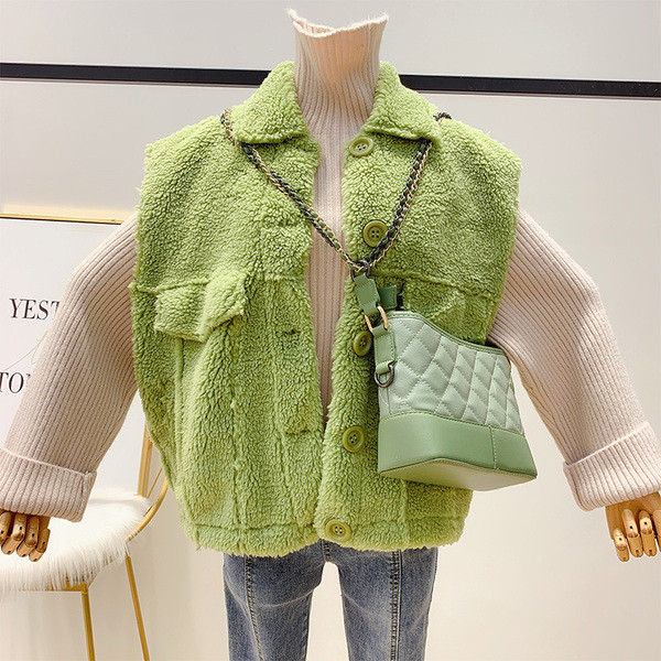 Női pehelymellény gombokkal, három színben