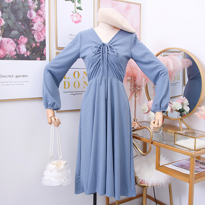 Aktuális női ruha spitz nyakkivágással - fekete, kék és bordó szabású modell