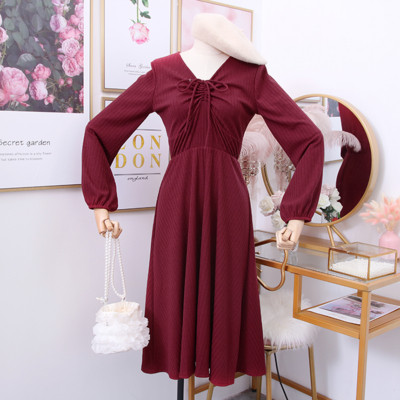 Aktuális női ruha spitz nyakkivágással - fekete, kék és bordó szabású modell