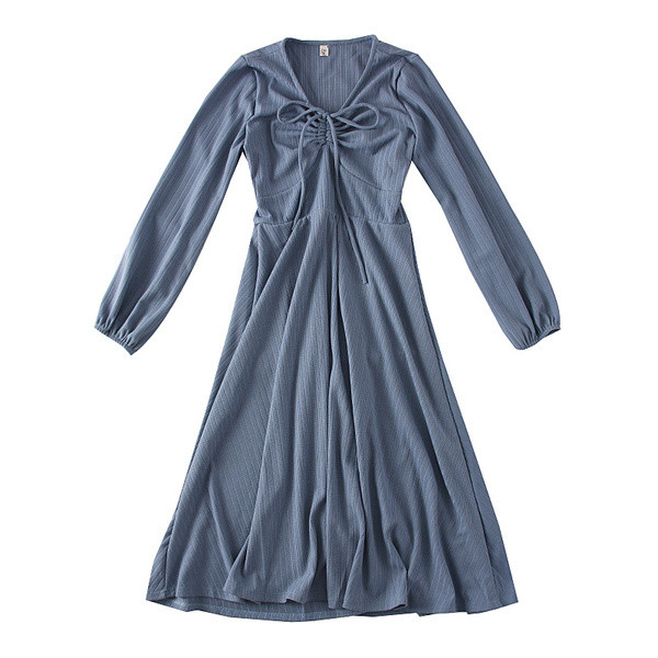 Aktuális női ruha spitz nyakkivágással - fekete, kék és bordó szabású modell