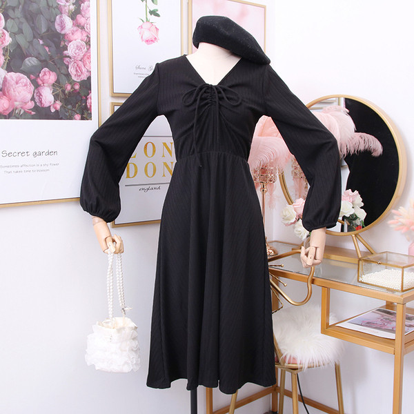 Aktuális női ruha spitz nyakkivágással - fekete, kék és bordó szabású modell