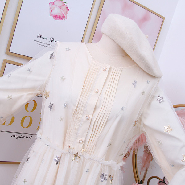 Rochie moderna de dama cu decolteu in O si paiete - model croiat