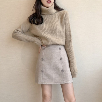 Női rövid szoknya magas derékkal, bézs és kék gombokkal