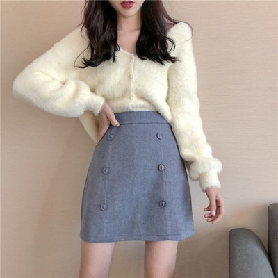 Női rövid szoknya magas derékkal, bézs és kék gombokkal