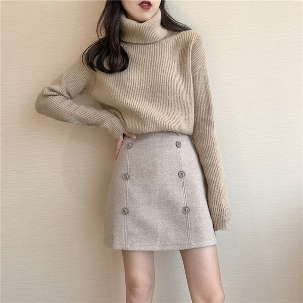 Női rövid szoknya magas derékkal, bézs és kék gombokkal