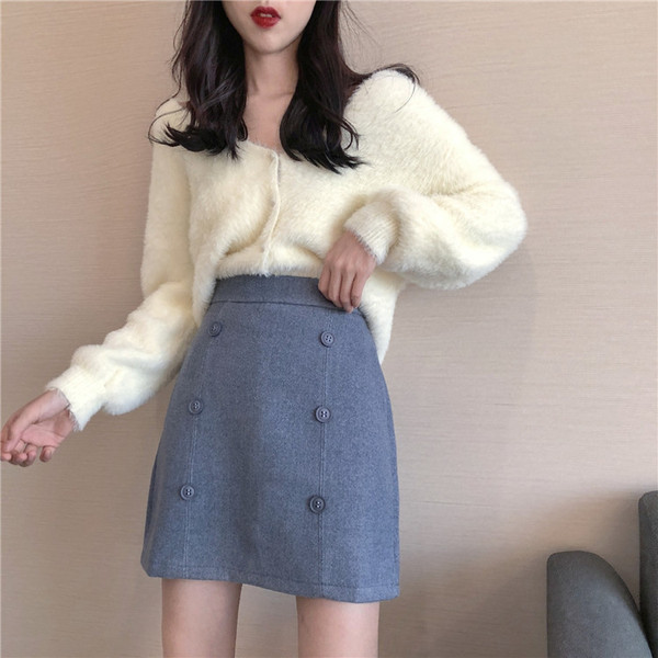 Női rövid szoknya magas derékkal, bézs és kék gombokkal