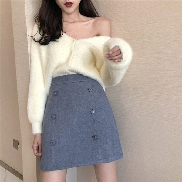 Női rövid szoknya magas derékkal, bézs és kék gombokkal