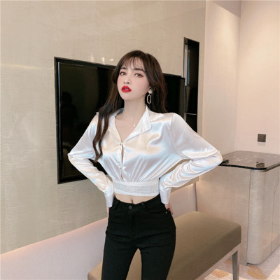 Rövid, modern fehér és fekete ing gumival és kövekkel a derekán