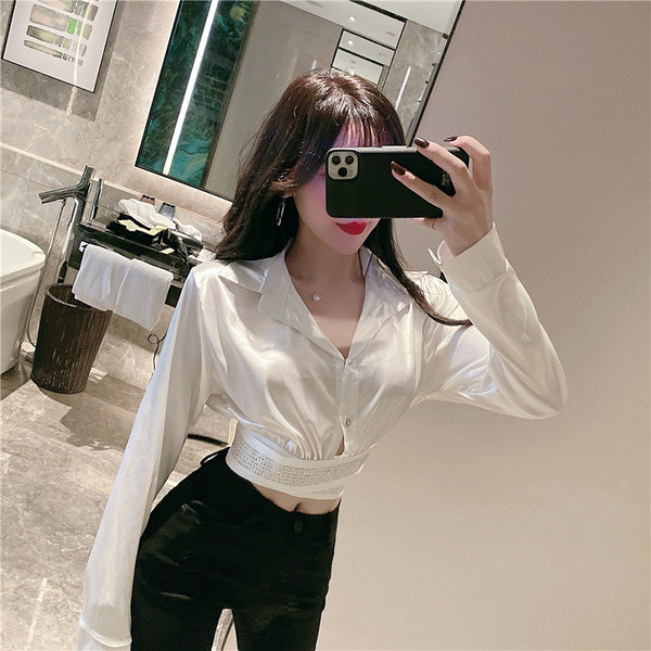 Rövid, modern fehér és fekete ing gumival és kövekkel a derekán