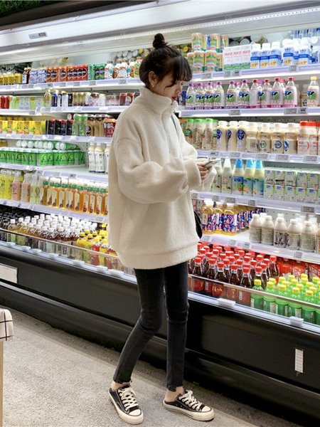 Γυναικείο φούτερ με φερμουάρ σε λευκό και μαύρο χρώμα