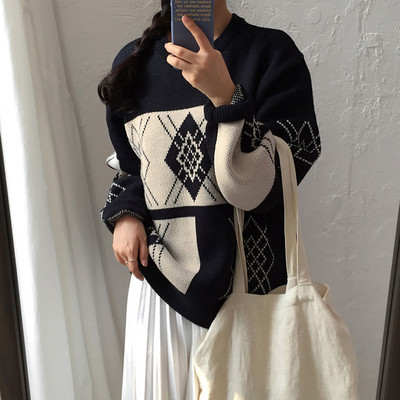 Χειμερινό γυναικείο πουλόβερ με κεντήματα και στρογγυλη λαιμόκοψη