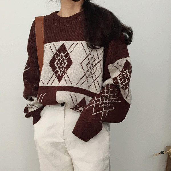 Χειμερινό γυναικείο πουλόβερ με κεντήματα και στρογγυλη λαιμόκοψη