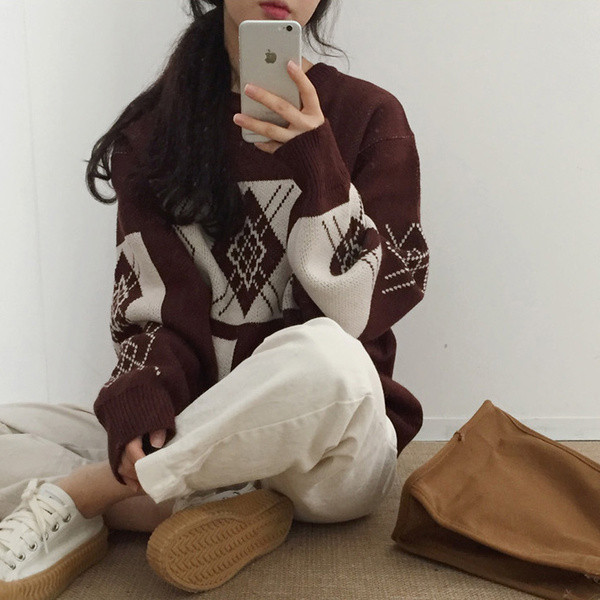 Χειμερινό γυναικείο πουλόβερ με κεντήματα και στρογγυλη λαιμόκοψη
