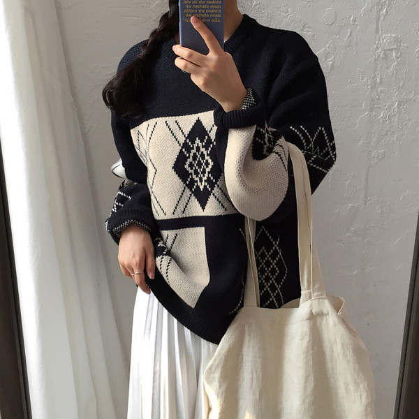 Χειμερινό γυναικείο πουλόβερ με κεντήματα και στρογγυλη λαιμόκοψη