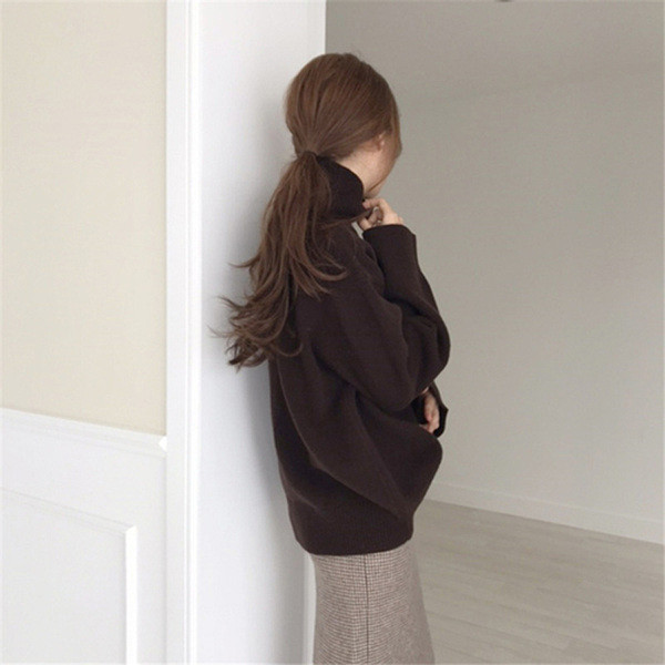 Κομψό γυναικείο πουλόβερ με υψηλό κολάρο πόλο σε γκρι και καφέ χρώμα