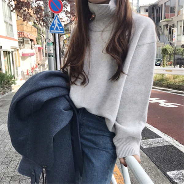 Κομψό γυναικείο πουλόβερ με υψηλό κολάρο πόλο σε γκρι και καφέ χρώμα