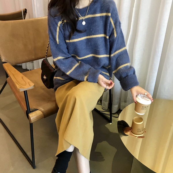 Γυναικεία μπλούζα χειμωνιάτικη με στρογγυλό ντεκολτέ σε μπεζ και μπλε χρώμα