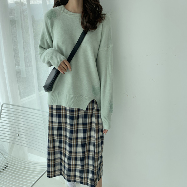 Pulover de dama modern cu broderie in verde, alb si portocaliu