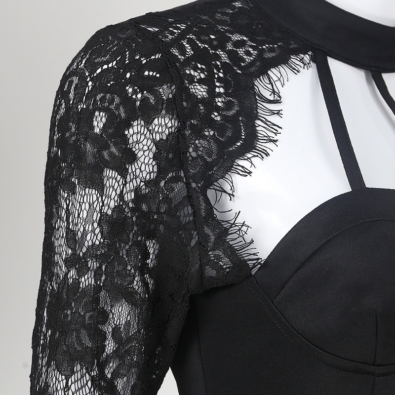 Rochie scurtă de damă elegantă, cu decolteu adânc și dantelă de culoare neagră