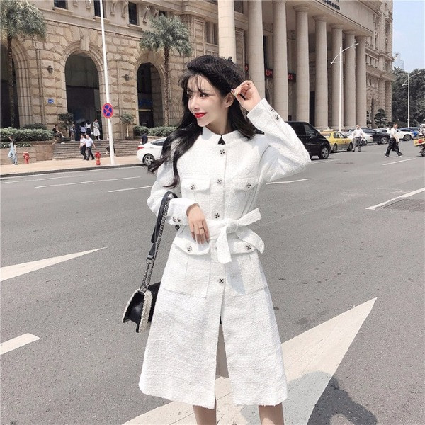 Елегантно дълго палто в бял и черен цвят с джобове