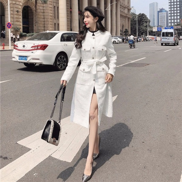 Елегантно дълго палто в бял и черен цвят с джобове