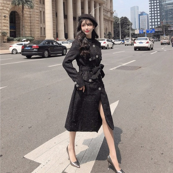 Елегантно дълго палто в бял и черен цвят с джобове