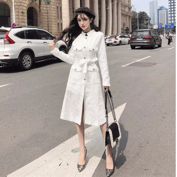 Елегантно дълго палто в бял и черен цвят с джобове