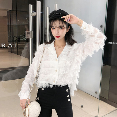 Κομψό γυναικείο πουκάμισο με λαιμόκοψη και κρόσσια σε λευκό και μαύρο χρώμα