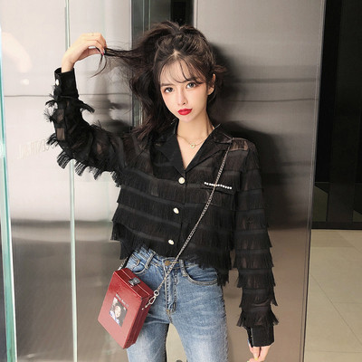 Κομψό γυναικείο πουκάμισο με λαιμόκοψη και κρόσσια σε λευκό και μαύρο χρώμα