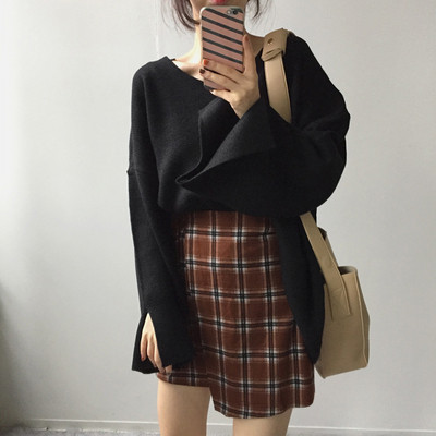 Pulover elegant de damă cu decolteu spitz în alb-negru