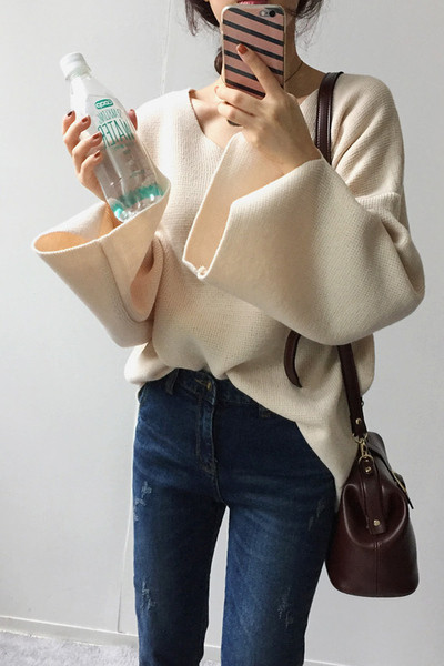 Pulover elegant de damă cu decolteu spitz în alb-negru