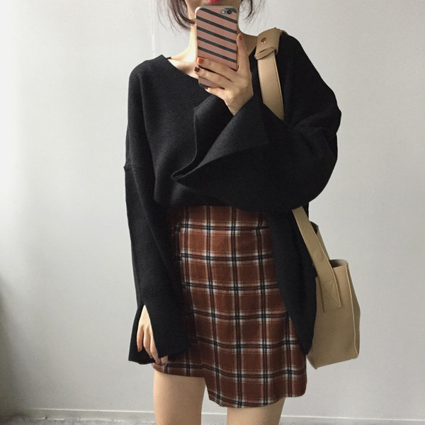 Pulover elegant de damă cu decolteu spitz în alb-negru