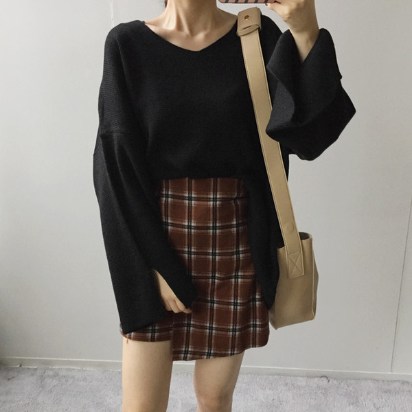 Pulover elegant de damă cu decolteu spitz în alb-negru