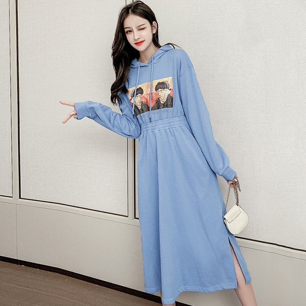 Hosszú női alkalmi ruha kapucnival és rátéttel fekete és kék színben