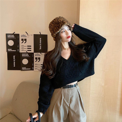 Σύντομο και ευρύ πουλόβερ με λαιμόκοψη σε τρία χρώματα